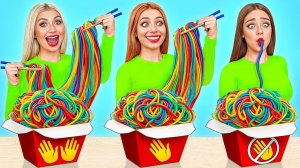 Едим Без рук vs Одной рукой vs Двумя руками Челлендж # Смешные ситуации с едой от Friendly DO