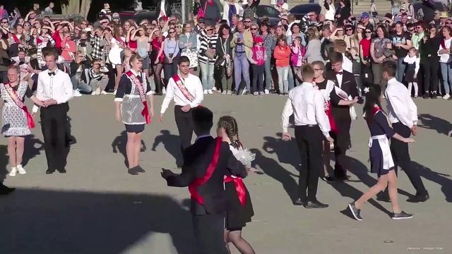 Вальс школы №5 Конаково на Центральной площади (2018) смотреть онлайн