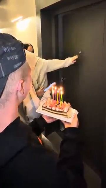вот так вот поздравили Машеньку с днём рождения 🥳🎂 смотреть онлайн