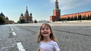 Арина гуляет с родителями по столице нашей Родины - Москве