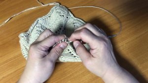 Видный крупный ажурный узор спицами