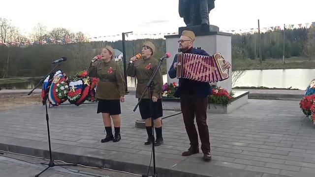С Днем Победы! В праздничном концерте в честь Победы в Великой Отечественной войне было много песен. смотреть онлайн