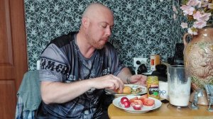 Жареная картошка с яйцами и сардельками. Мукбанг.