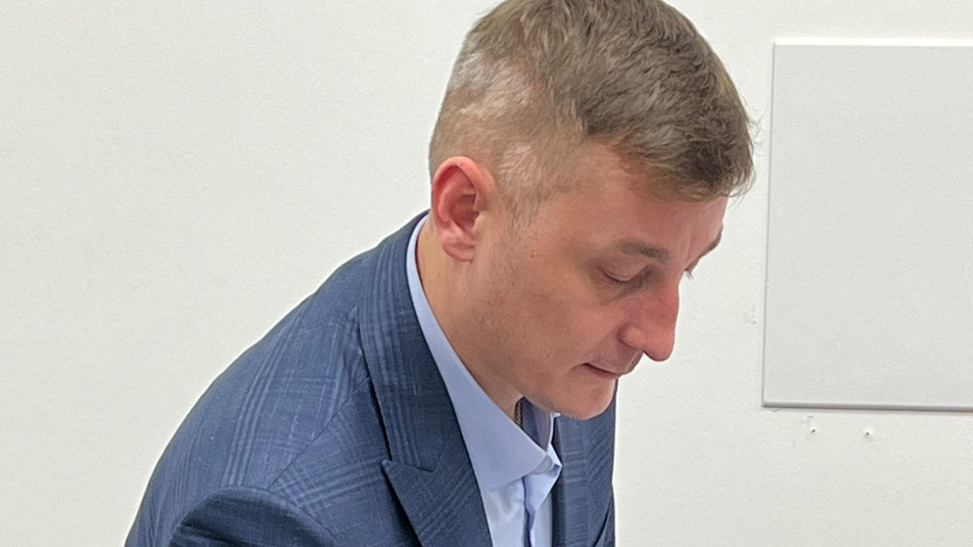 Антону 40 лет.