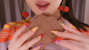 АСМР Ем ненастоящую еду 🍫🍓 (шоколад, клубника, печенье)
