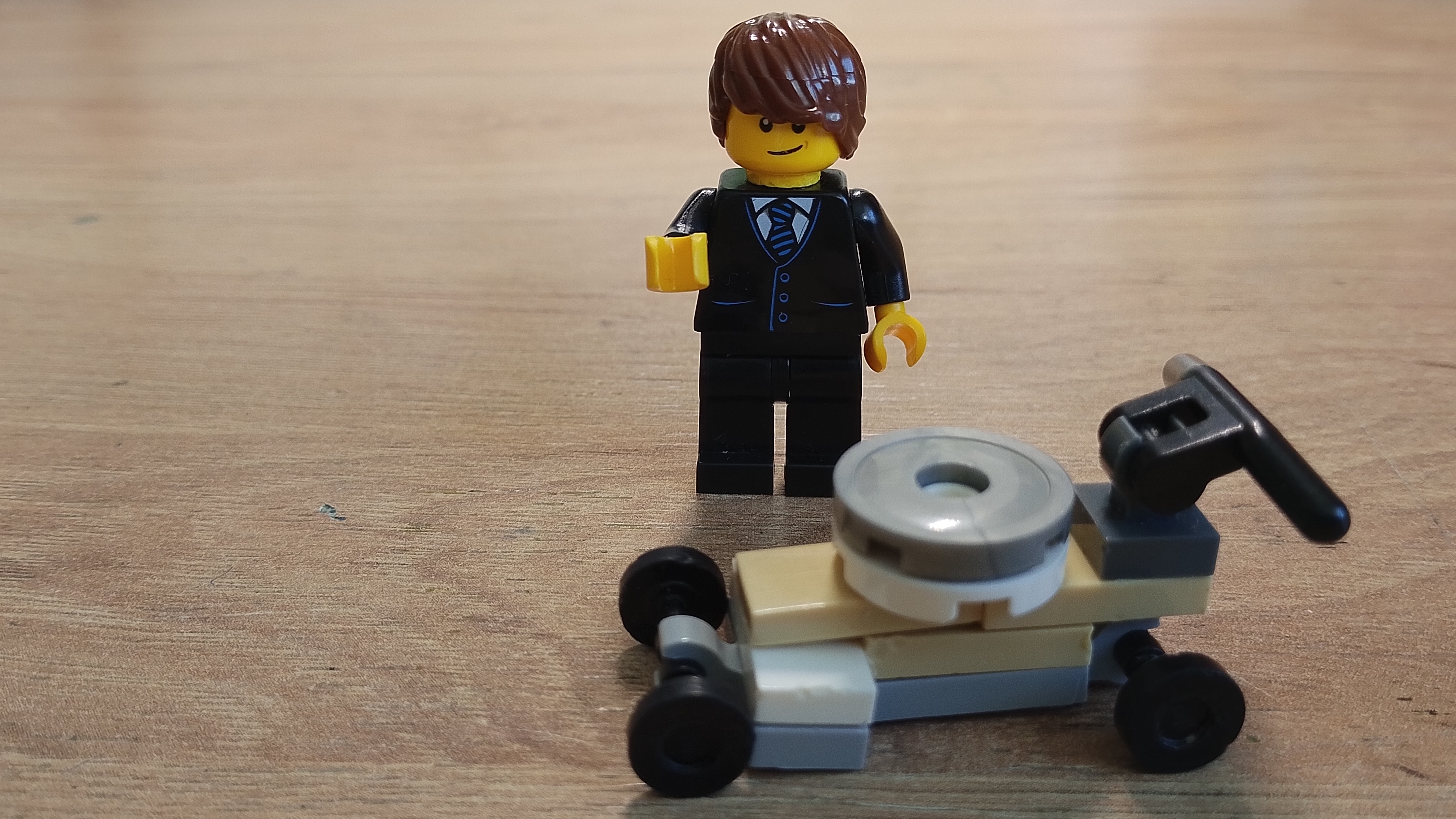 Подробная инструкция по сборке LEGO газонокосилки.