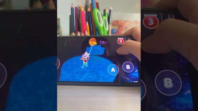 Телефон проходит аркадный мир в игре Super мишки
