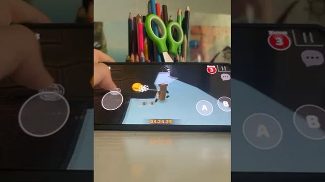 Эйч проходит игру Super Bear Adventure телефон подсказывает ему.