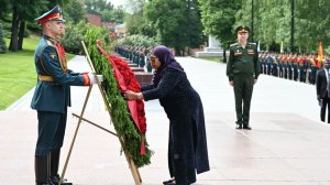 Президент Танзании Самия Сулуху Хасан возложила венок из алых гвоздик к Могиле Неизвестного Солдата