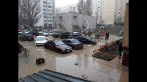 КЛИЧКО ВОР: В Киеве снова прорвало трубу, вода полилась рекой, затопила подвалы, двор и десятки авто