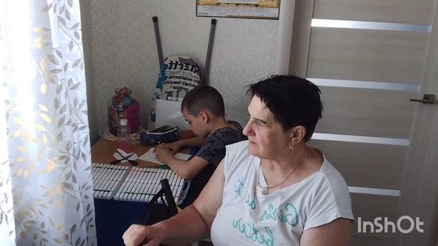 Где на огороде, где с внуком/как живут в русской деревне.. смотреть онлайн