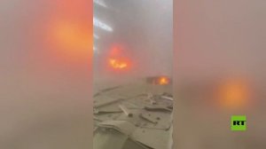 شاهد.. حريق وأضرار جسيمة في إحدى صالات مطار الكويت بعد هجوم إيراني