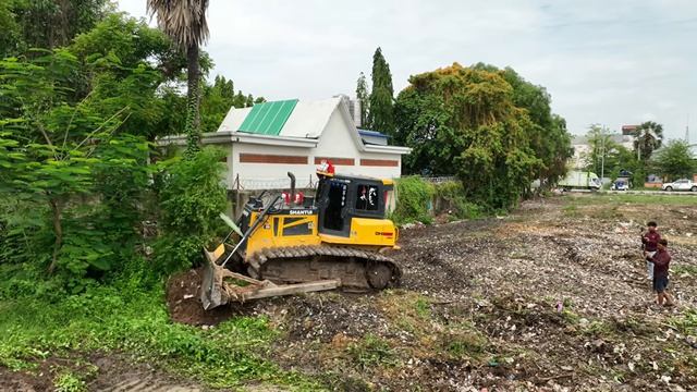O.M.G NEW Incredible A huge bulldozer is pushing through grass and large trees. смотреть онлайн