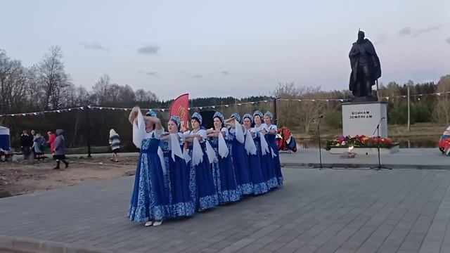 Танц.номерами во время праздничного концерта в честь 9 Мая в Суне радовал коллектив "Девчата ". смотреть онлайн