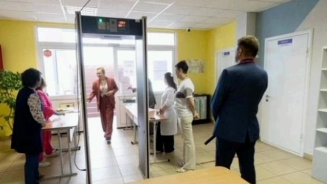 🤬Школьницу заставили писать ЕГЭ без трусов. В Петербурге произошёл казус с нижним бельём смотреть онлайн