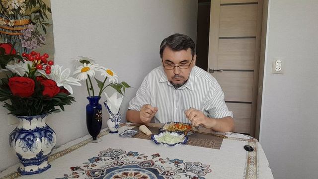 Мукбанг. Девчушечка мечтает о хейтерах. Ну что ей ответить? смотреть онлайн