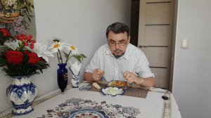 Мукбанг. Девчушечка мечтает о хейтерах. Ну что ей ответить?