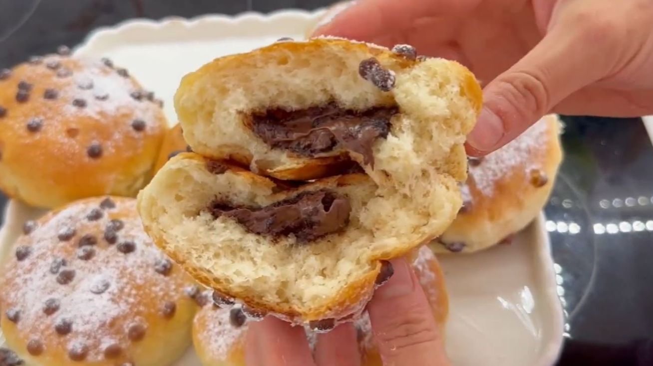 Рецепт пышных булочек с шоколадной начинкой: вкусно и просто!