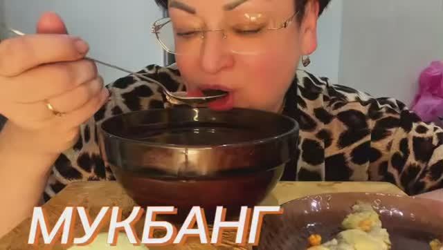 Дочкин борщ и рыбка👍/ Даже видео после работы записала! смотреть онлайн