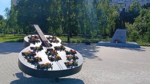 Гитара-клумба. Сквер В.Цоя, Санкт-Петербург