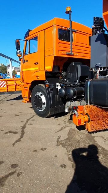 КДМ Коммунальная дорожная машина на шасси самосвал КАМАЗ 65115