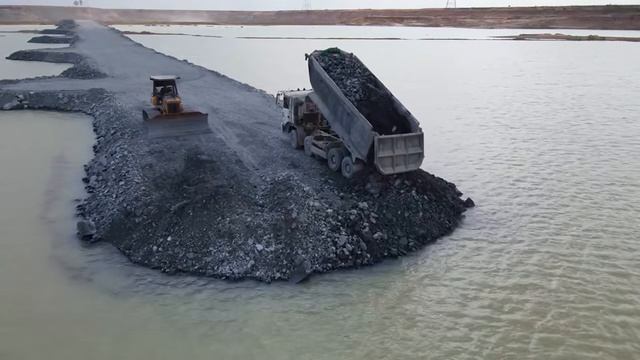 Great Techniques Build Long Road in Pit Use Operator Driver Bulldozer Spreading Big Stone into Water смотреть онлайн
