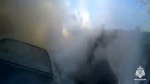 Пожар охватил автомобиль и гараж в Горно-Алтайске