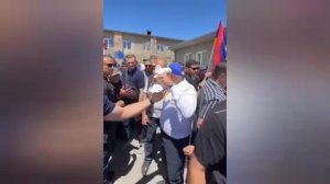 Пашинян пытался запустить голубя в небо как символ мира, но не получилось