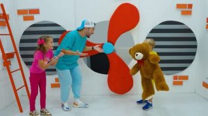 Ребенок играет в «Кошелек или жизнь» на Хэллоуин