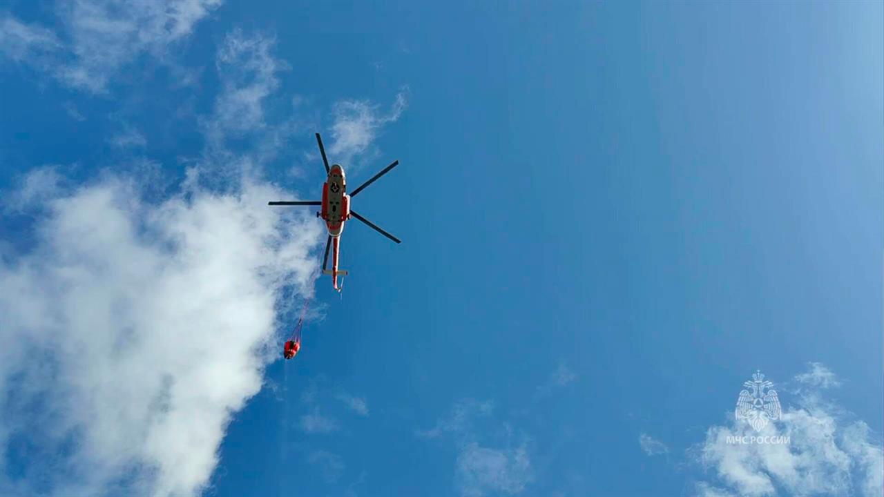 Вертолет МИ-8 МЧС тушит пожар на складах с химией в Архангельске: видео. смотреть онлайн