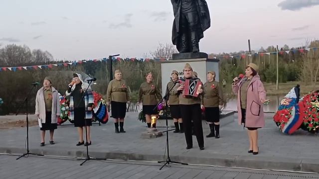 Днем Победы! Красивые голоса и душевные песни звучали сегодня в концерте в честь 9 Мая в Суне. смотреть онлайн