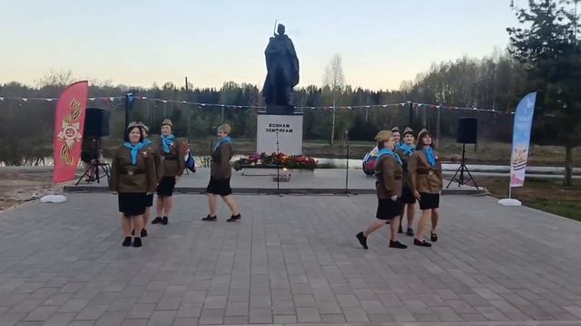 Танц. номерами во время праздничного концерта в честь 9 Мая в Суне радовал коллектив "Девчата ". смотреть онлайн