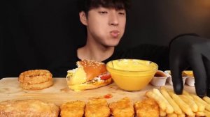 ASMR МУКБАНГ: БУРГЕР, КАРТОФЕЛЬ ФРИ, КУРИНЫЕ НАГГЕТСЫ И ЛУКОВЫЕ КОЛЬЦА 🍔 БУРГЕР КИНГ