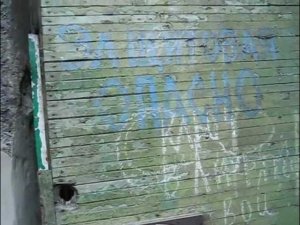 Дворников с метлами поселили  в электрощитовой.