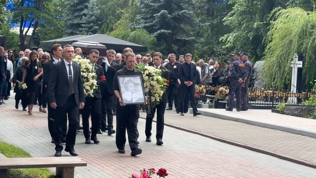ГРОБ С ТЕЛОМ ЗОИ БОГУСЛАВСКОЙ ПРИВЕЗЛИ НА НОВОДЕВИЧЬЕ КЛАДБИЩЕ | ЭКСКЛЮЗИВНЫЕ КАДРЫ 2.06.2026 смотреть онлайн