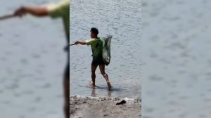 Ловят рыбу во время прилива.