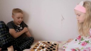 играем в шашки