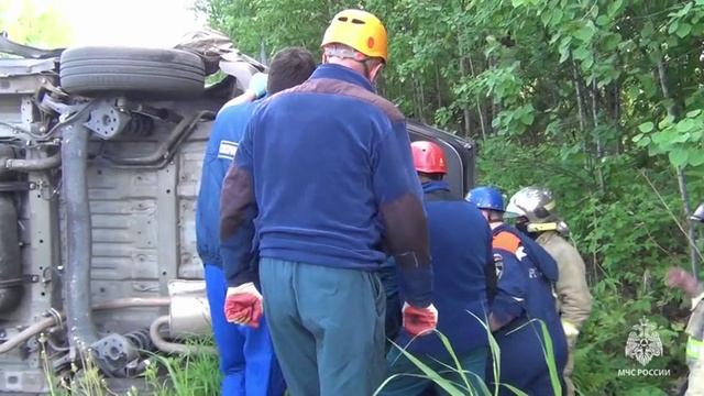 Спасатели оказали помощь пострадавшим в ДТП в пригороде краевого центра смотреть онлайн