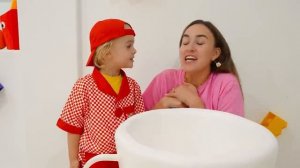 Крис учится готовить завтрак для мамы