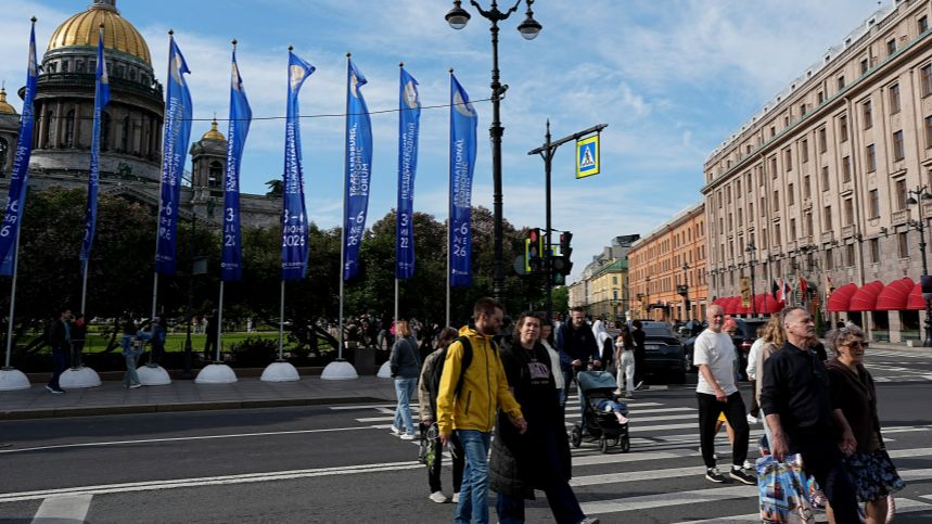 Петербург встретил гостей ПМЭФ летней погодой смотреть онлайн
