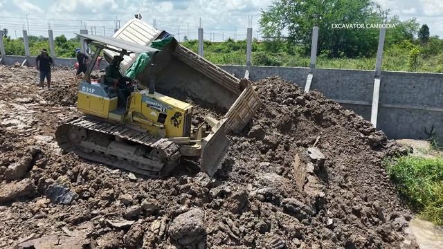 Be careful! driver careless driving caused the truck to almost fall in pond requiring rescue success смотреть онлайн