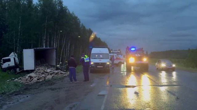 В жутком ДТП на трассе с фурой погибли мать и трое детей. смотреть онлайн