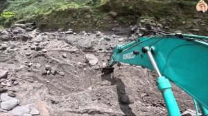 Строительство, экскаватор копает песок
