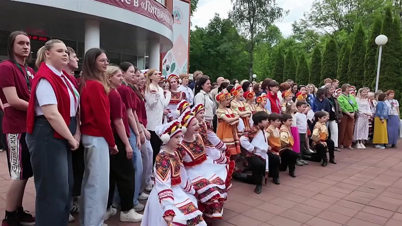 Этим летом по всей стране почти шесть миллионов детей отправятся в лагеря. смотреть онлайн