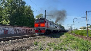 «Даёт медведя!» Тепловоз 2ТЭ116У-0156 с грузовым поездом на ст.Автово, июнь 2026 года