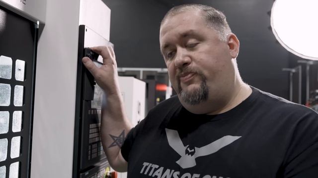 Этот станок не должен работать с инконелем… Но мы всё равно попробовали.Титаны CNC
