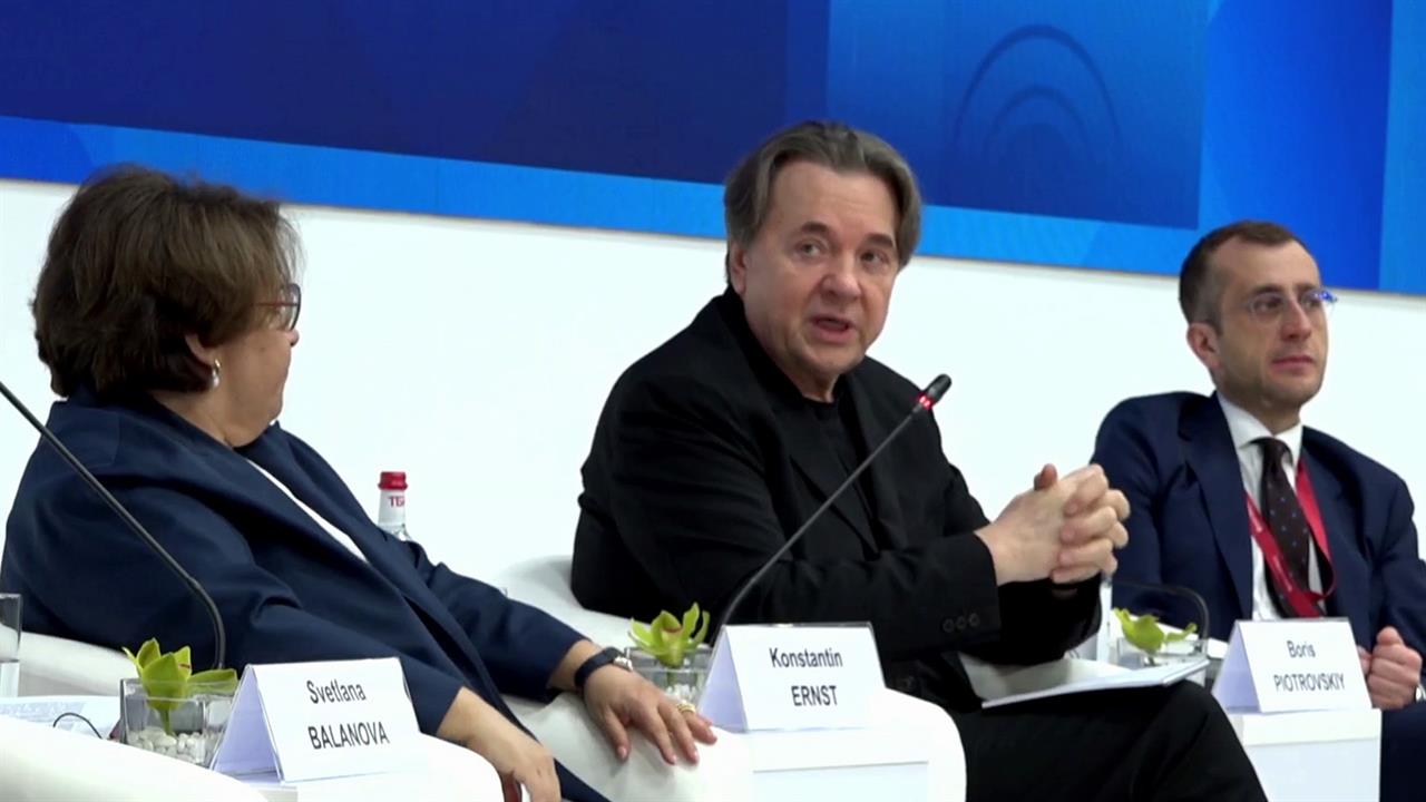 О развитии отечественной киноиндустрии говорили на сессии ПМЭФ "Камера, мотор!". смотреть онлайн