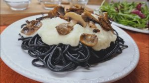 Спагетти  с чернилами каракатицы под соусом!👍👍👍