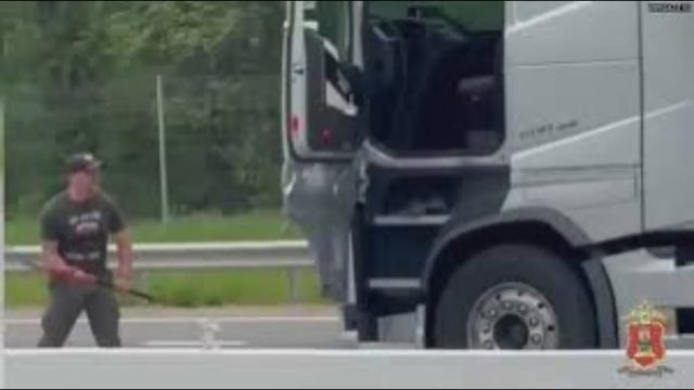 В Тверской области задержали метателя лопаты в чужие авто смотреть онлайн