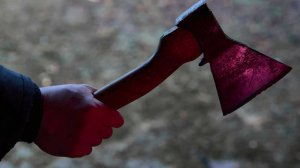 Судимый за убийство сосед разрубил топором камеру на двери пенсионерки